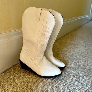 Chic white cowgirl/cowboy boots